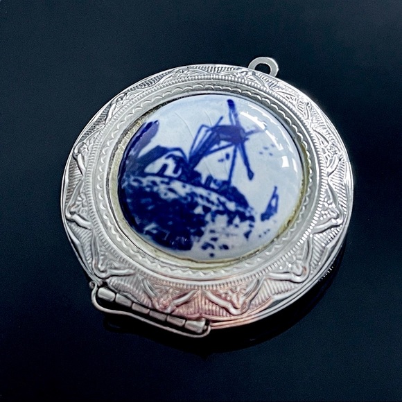 π³π± Beautiful Delft Blue Hand Painted Locket - Picture 1 of 4